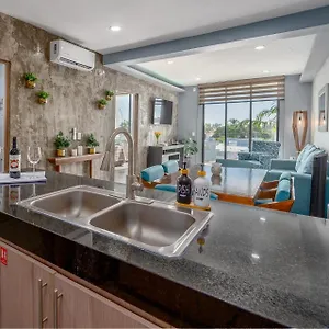 Apartamento New & Modern, 5 Star Area, Walk 2 Beach, Pool, Views, King Bed